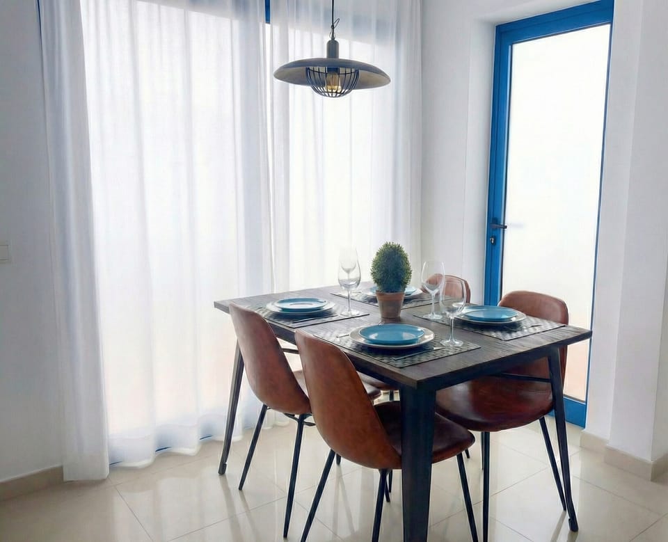 Family dinners: indoor dining area with natural light next to the kitchen.