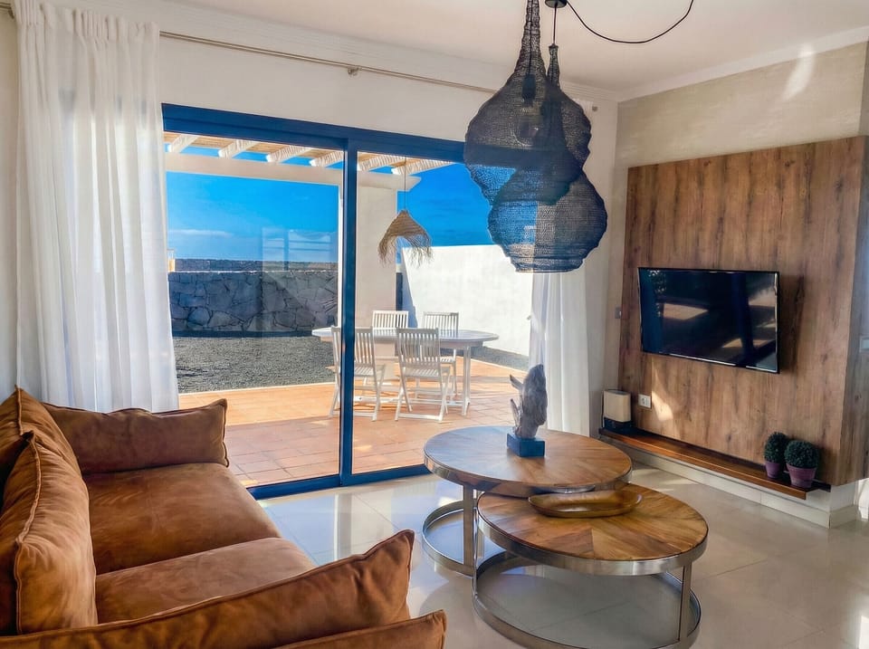 Natural connection: bright living room that opens completely to the terrace and pool area.