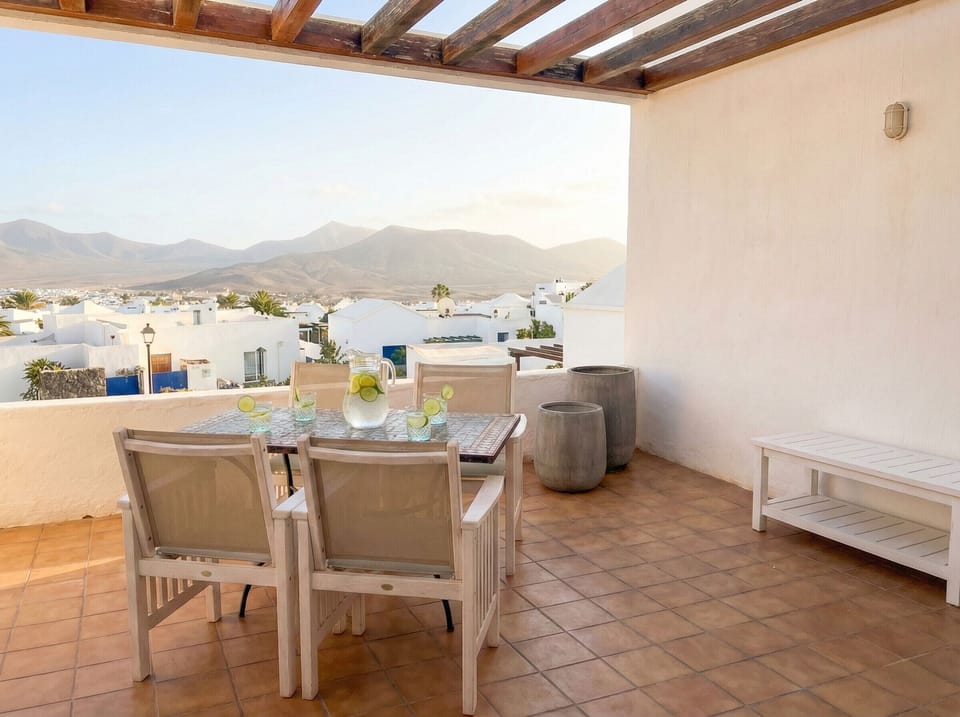 Dream breakfasts: outdoor dining table to enjoy the landscape and the Canarian climate.