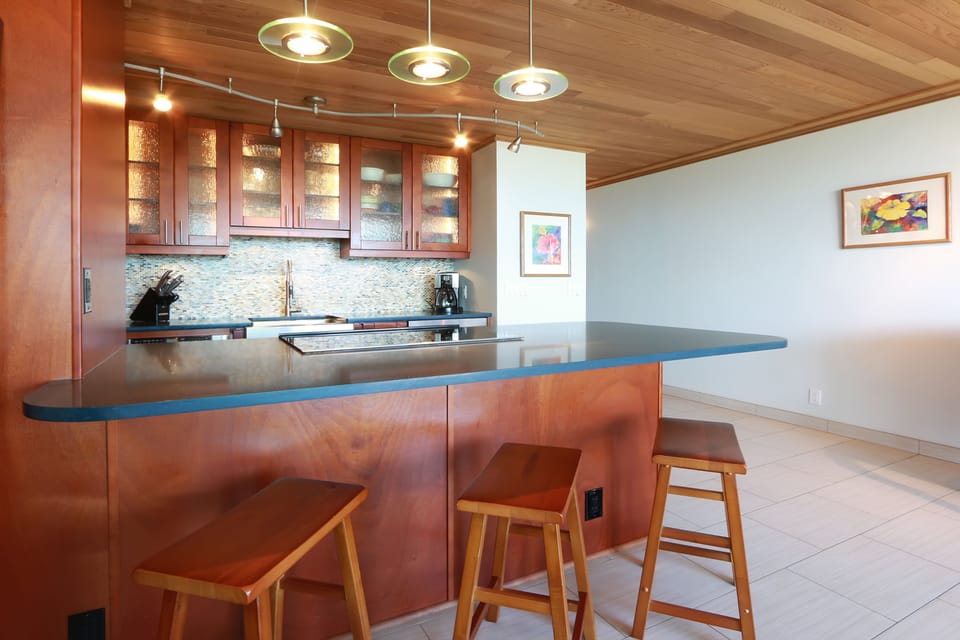 Beautiful, fully stocked kitchen