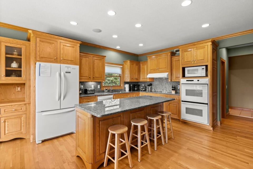 Enjoy breakfast all together in this large kitchen with a lake view.