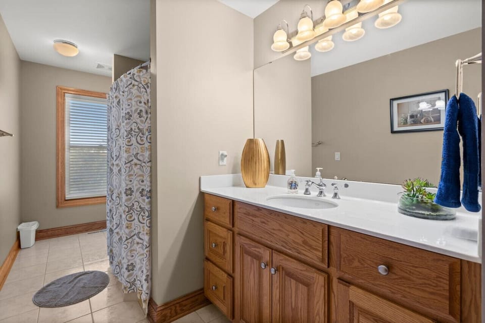 Full bath #3 lake view, 2nd level, shower/tub combo