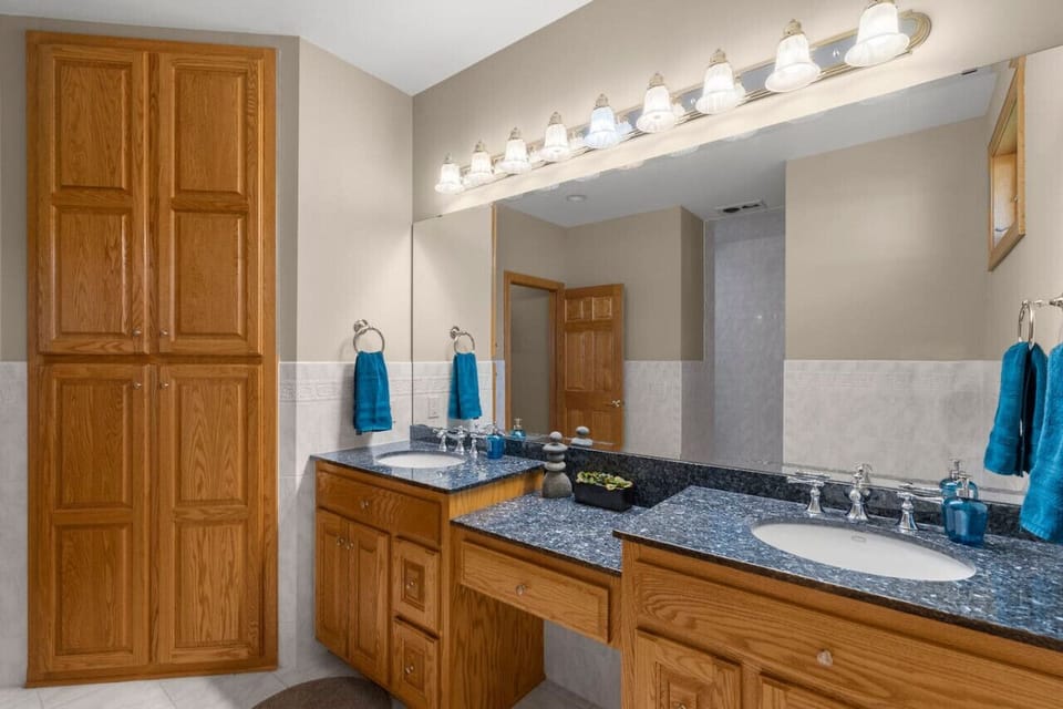 Ensuite bath,double sink
