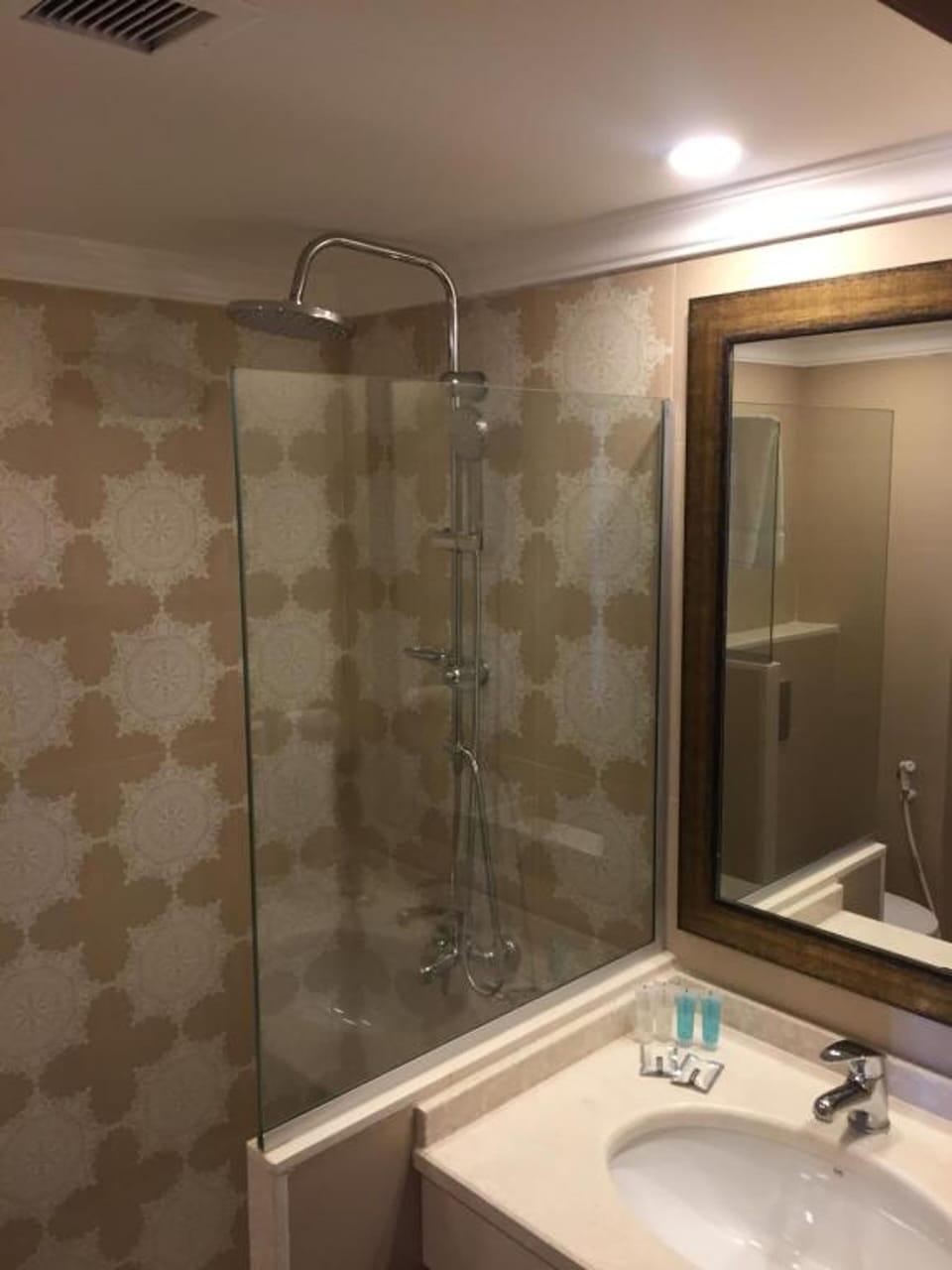 Shower, rainfall showerhead, free toiletries, slippers
