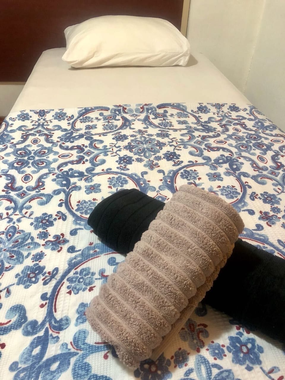 Desk, soundproofing, free WiFi, bed sheets