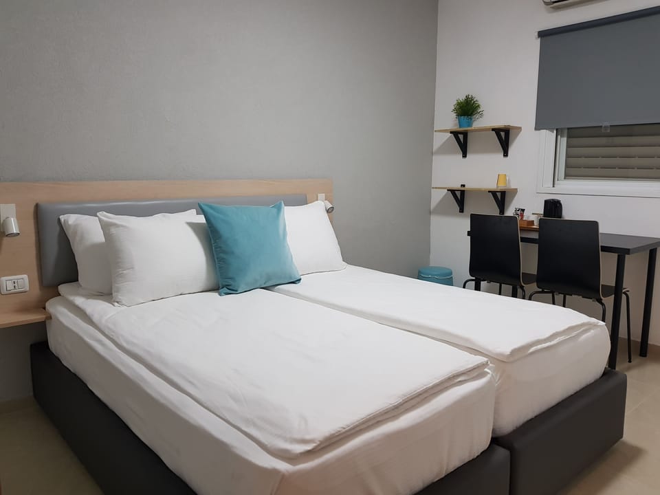 Twin Room | Minibar, desk, free WiFi, bed sheets