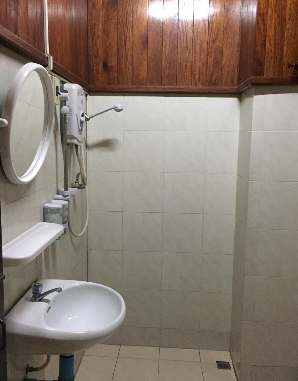 Shower, free toiletries, slippers, towels