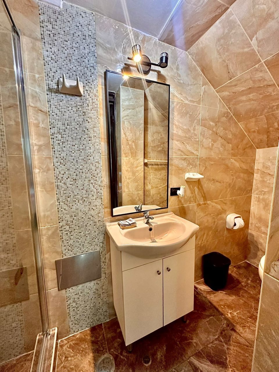 Family Quadruple Room | Bathroom | Shower, rainfall showerhead, hair dryer, towels