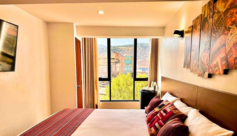 Deluxe Room, 1 King Bed | Laptop workspace, rollaway beds, free WiFi, bed sheets