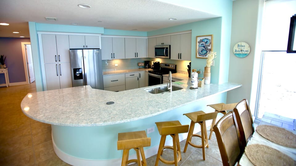 Full Kitchen w/under sink ice maker.