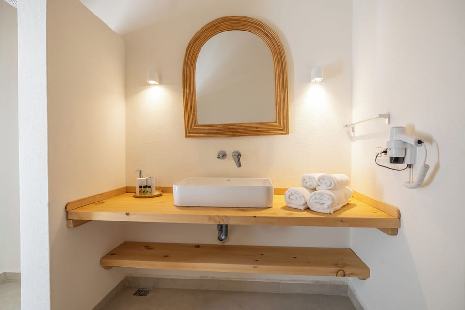 Luxury Double Room | Bathroom | Shower, hair dryer, slippers, towels