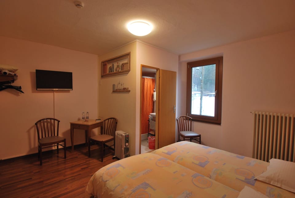 Economy Double or Twin Room | Desk, soundproofing, cribs/infant beds, free WiFi
