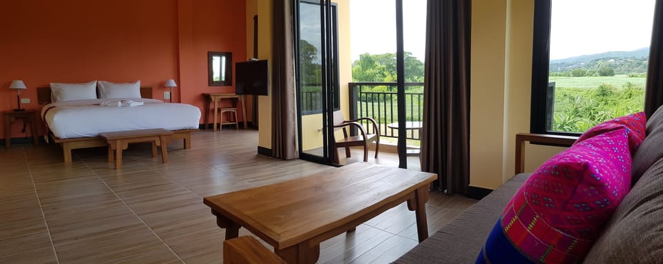 Deluxe King | Blackout drapes, soundproofing, free WiFi, bed sheets