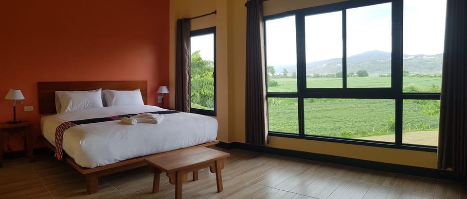 Suite | Blackout drapes, soundproofing, free WiFi, bed sheets