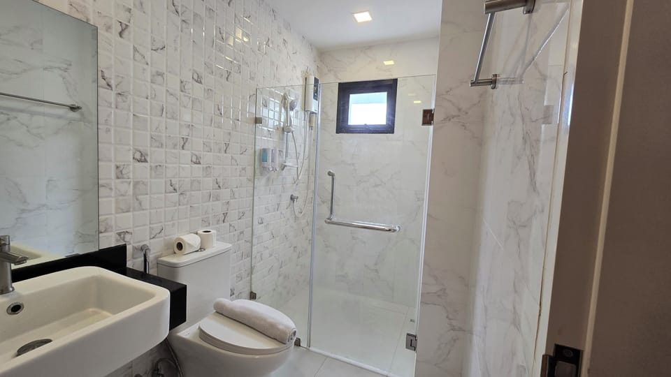 Superior Triple Room - Building 2 | Bathroom | Shower, free toiletries, hair dryer, towels