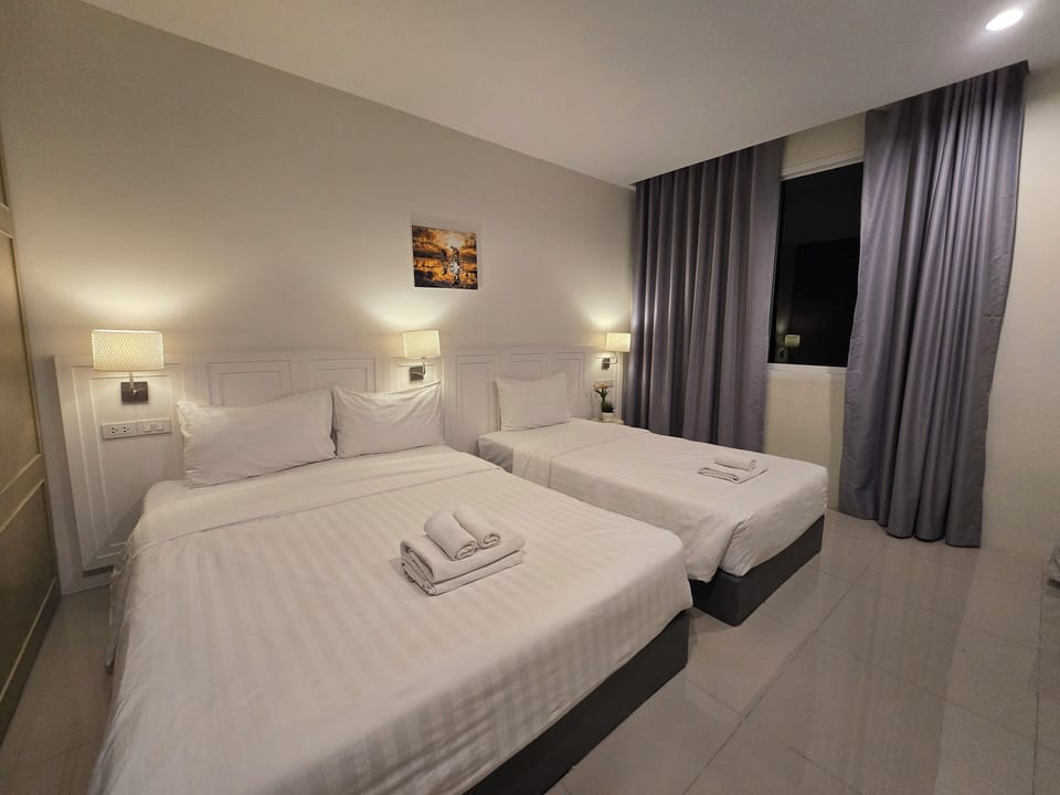Executive Triple - Building 1 | Blackout drapes, free WiFi, bed sheets, wheelchair access