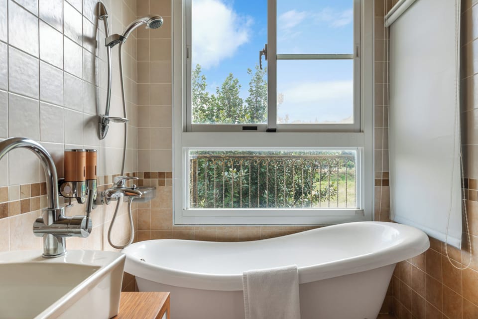Deluxe Double Room with Bath | Bathroom | Hair dryer, slippers, towels, shampoo