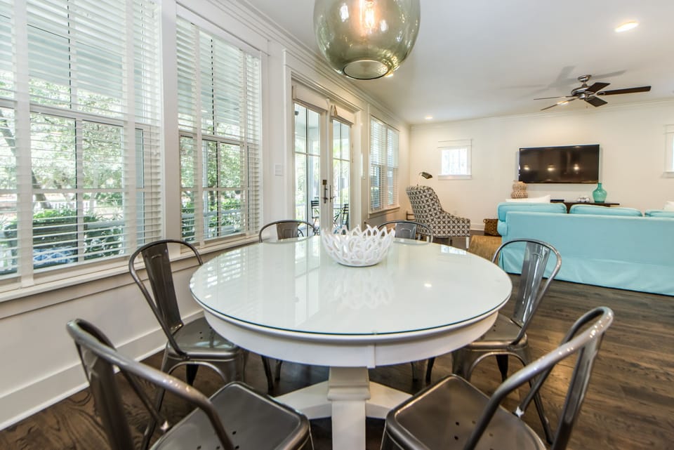 Elegant dining table - Seats 6!