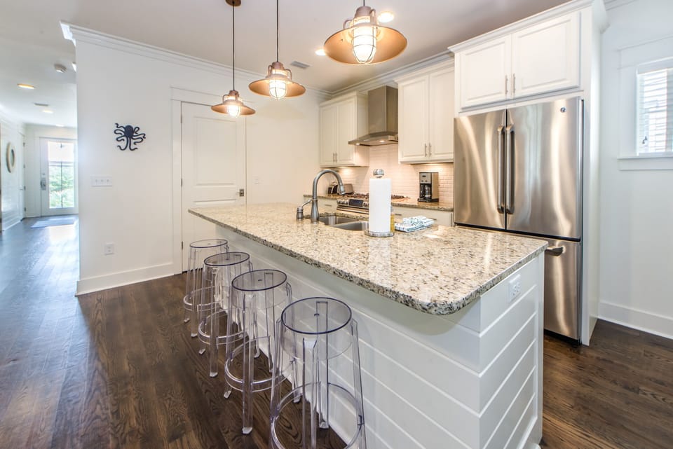 Beautiful Granite Eat-in Bar in Kitchen