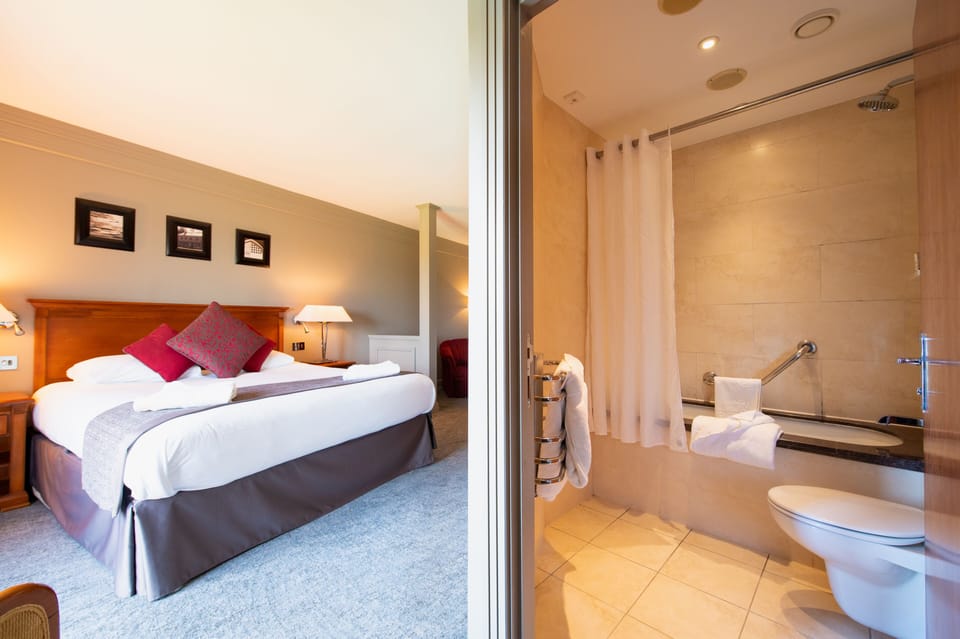 Junior Suite | In-room safe, desk, blackout drapes, soundproofing