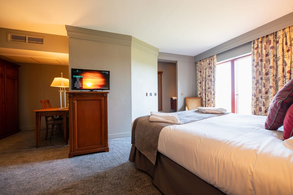 Junior Suite | In-room safe, desk, blackout drapes, soundproofing