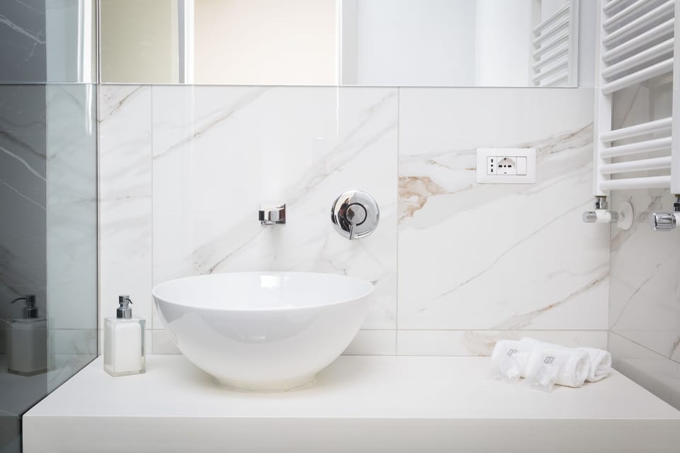 Double Room, Kitchenette, City View | Bathroom | Shower, rainfall showerhead, free toiletries, hair dryer