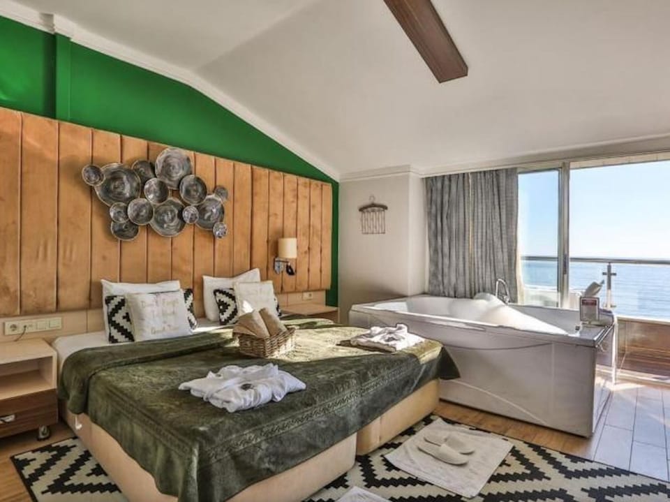 Suite Room With Jacuzzi | Minibar, in-room safe, soundproofing, free WiFi