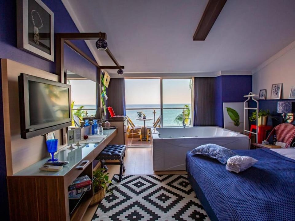 Suite Room With Jacuzzi | Minibar, in-room safe, soundproofing, free WiFi