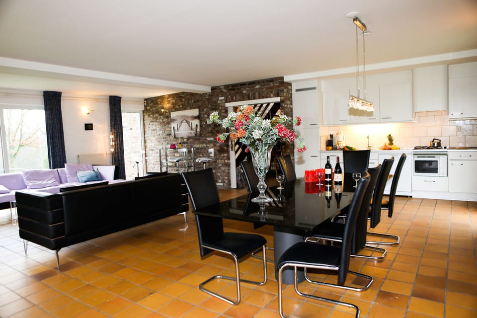 Deluxe Bungalow, 5 Bedrooms | Living room | TV, fireplace, toys