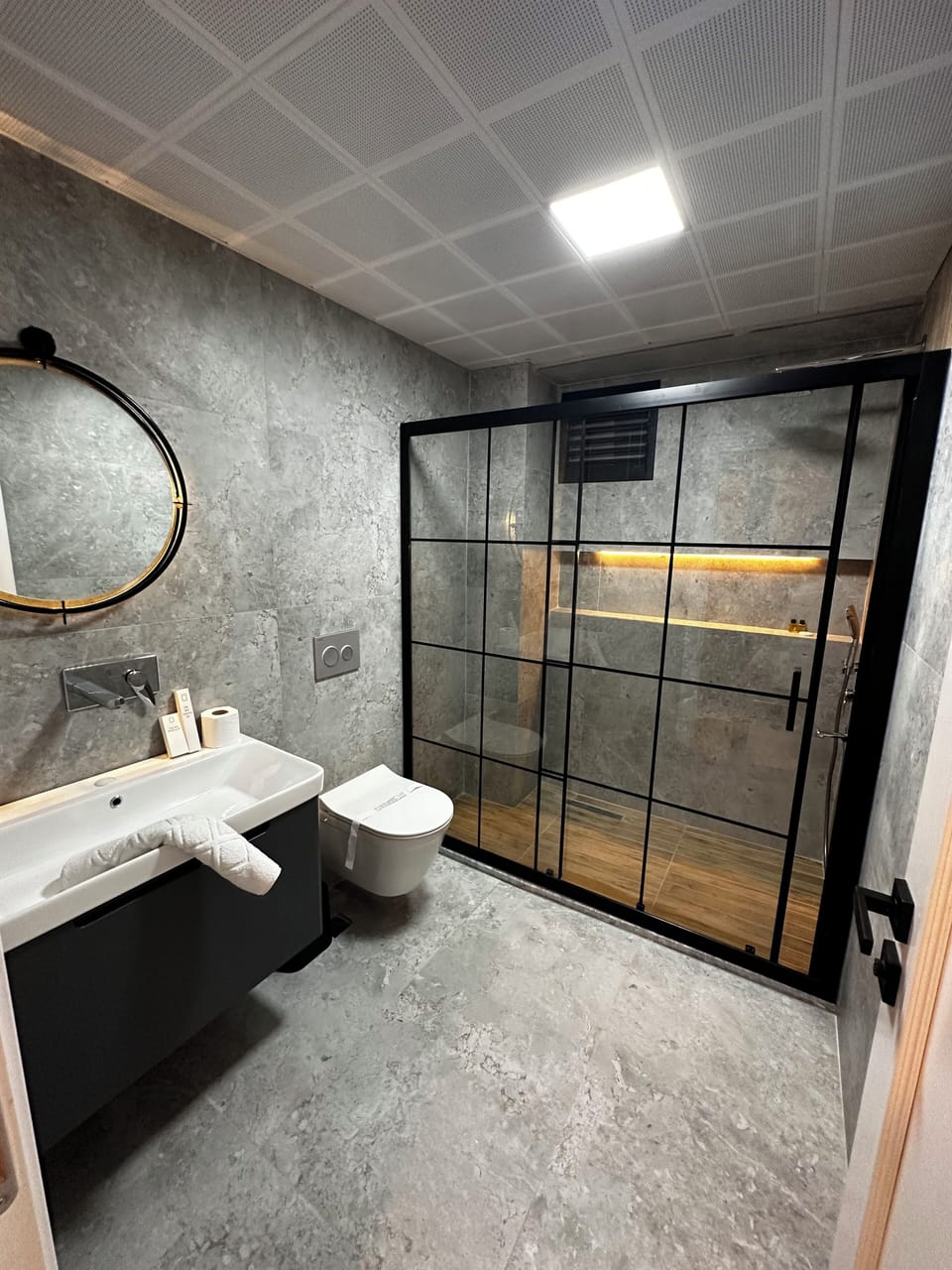 Deluxe Studio Suite | Minibar, desk, blackout drapes, free WiFi