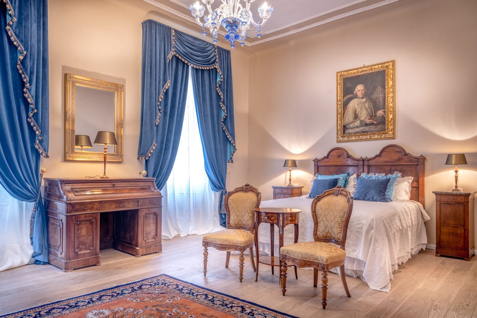 Senior Studio Suite, 1 King Bed, Courtyard View | Egyptian cotton sheets, premium bedding, down comforters