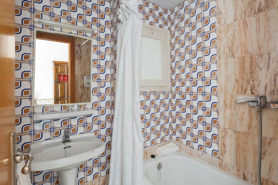 Standard Double or Twin Room, 1 Queen Bed, Non Smoking | Bathroom | Combined shower/tub, free toiletries, hair dryer, towels