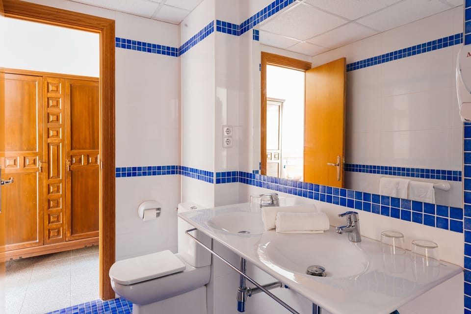 Combined shower/tub, free toiletries, hair dryer, towels