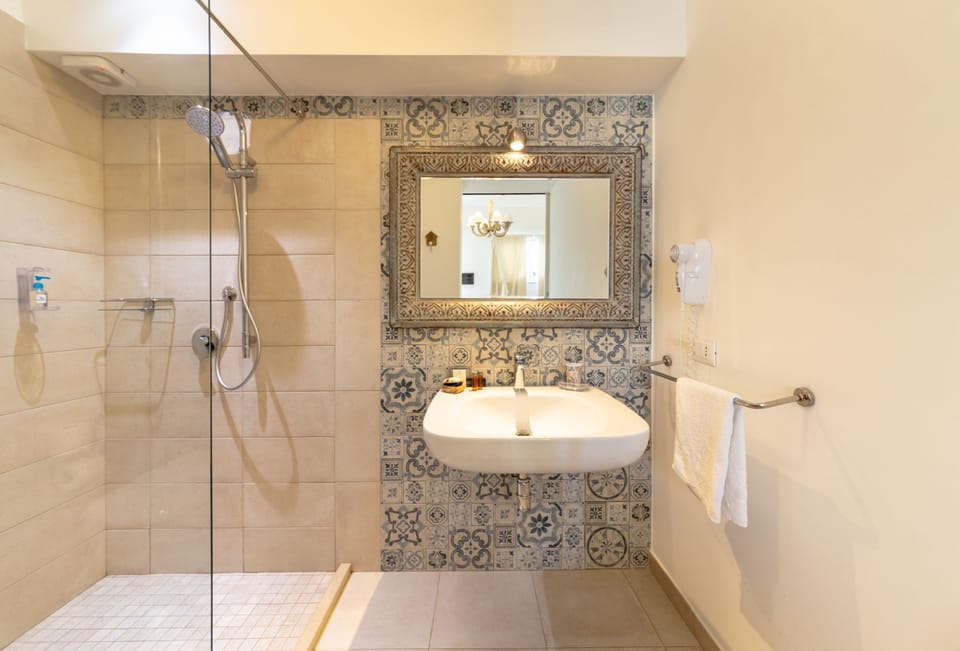 Classic Double Room | Bathroom | Shower, rainfall showerhead, free toiletries, hair dryer