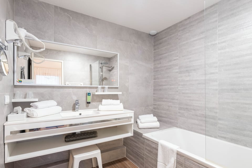 Family Quadruple Room | Bathroom | Rainfall showerhead, hair dryer, towels