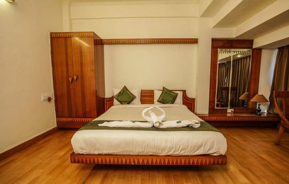 Executive Room, Smoking | 11 bedrooms, individually decorated, individually furnished, desk