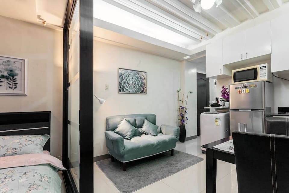 Standard Studio | Living area | 32-inch flat-screen TV with cable channels, TV