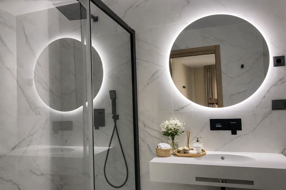 Family Triple Room | Bathroom | Shower, rainfall showerhead, free toiletries, hair dryer