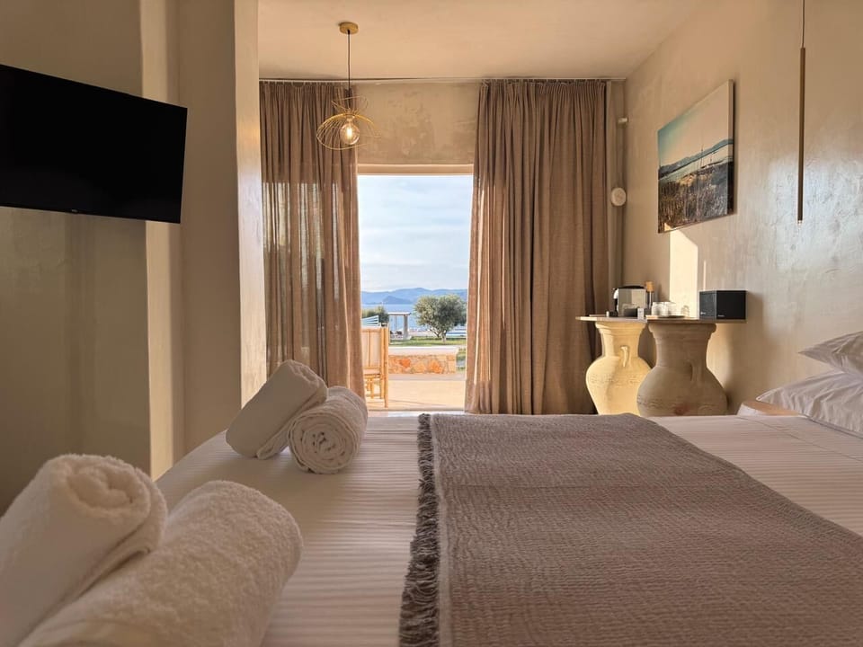 Standard Suite | Egyptian cotton sheets, premium bedding, in-room safe