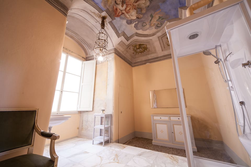 Junior Suite | Bathroom | Shower, rainfall showerhead, free toiletries, hair dryer