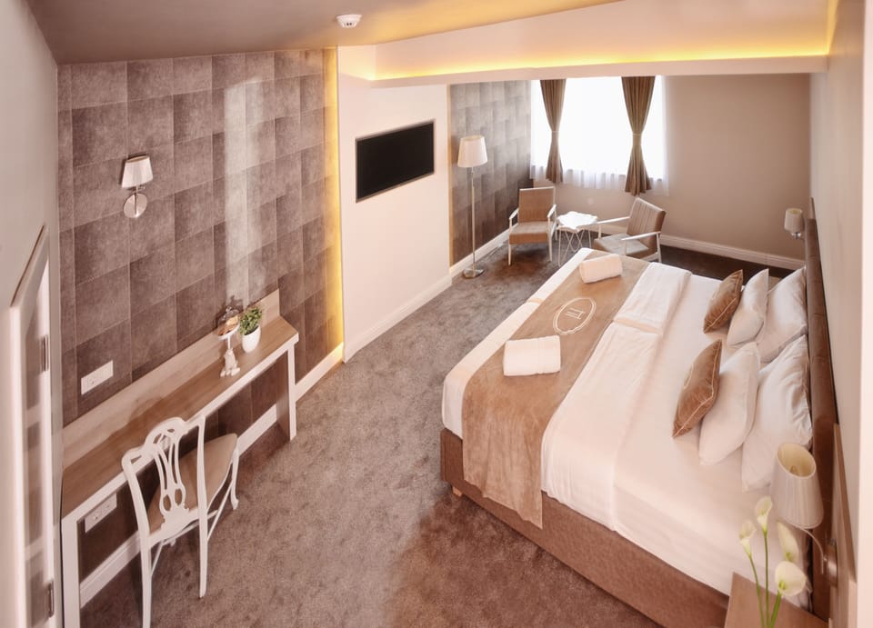 Standard Suite | Living room | LCD TV, books, stereo