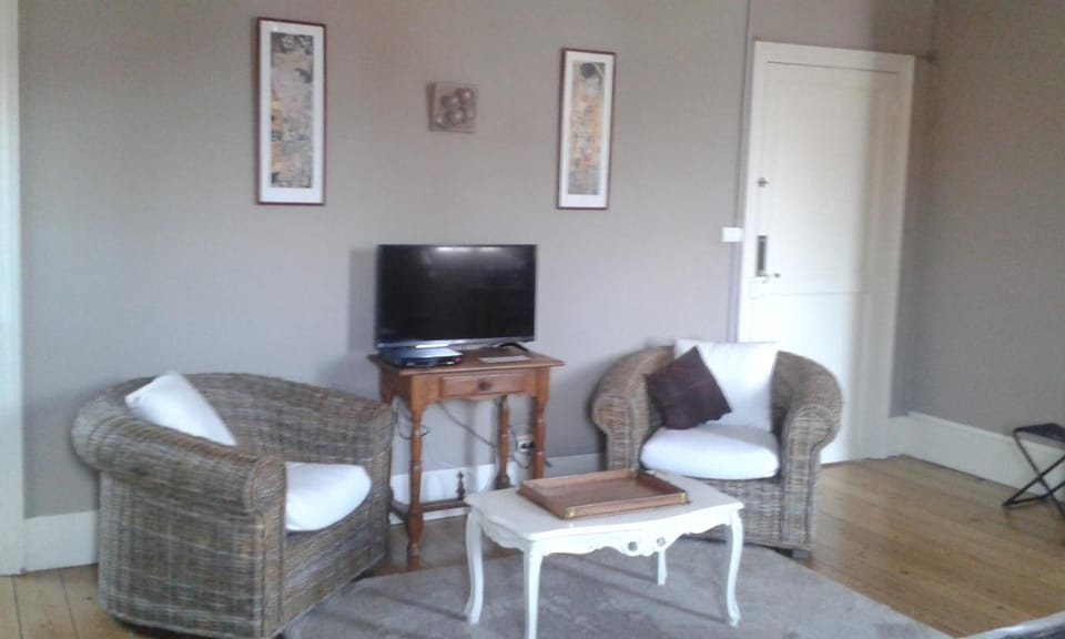 82-cm flat-screen TV with cable channels, TV, fireplace