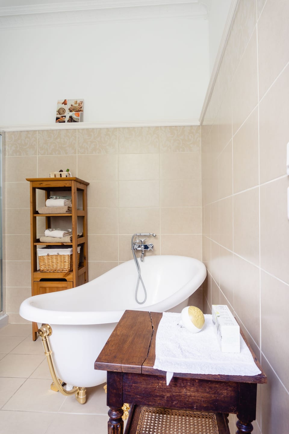 Deluxe Double Room (Bourbon) | Bathroom | Shower, free toiletries, hair dryer, towels