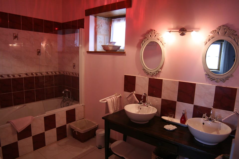Romantic Double Room (Charme) | Bathroom | Hair dryer, slippers, towels, soap