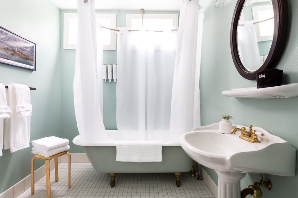 Superior Room, 1 Queen Bed | Bathroom | Designer toiletries, hair dryer, towels