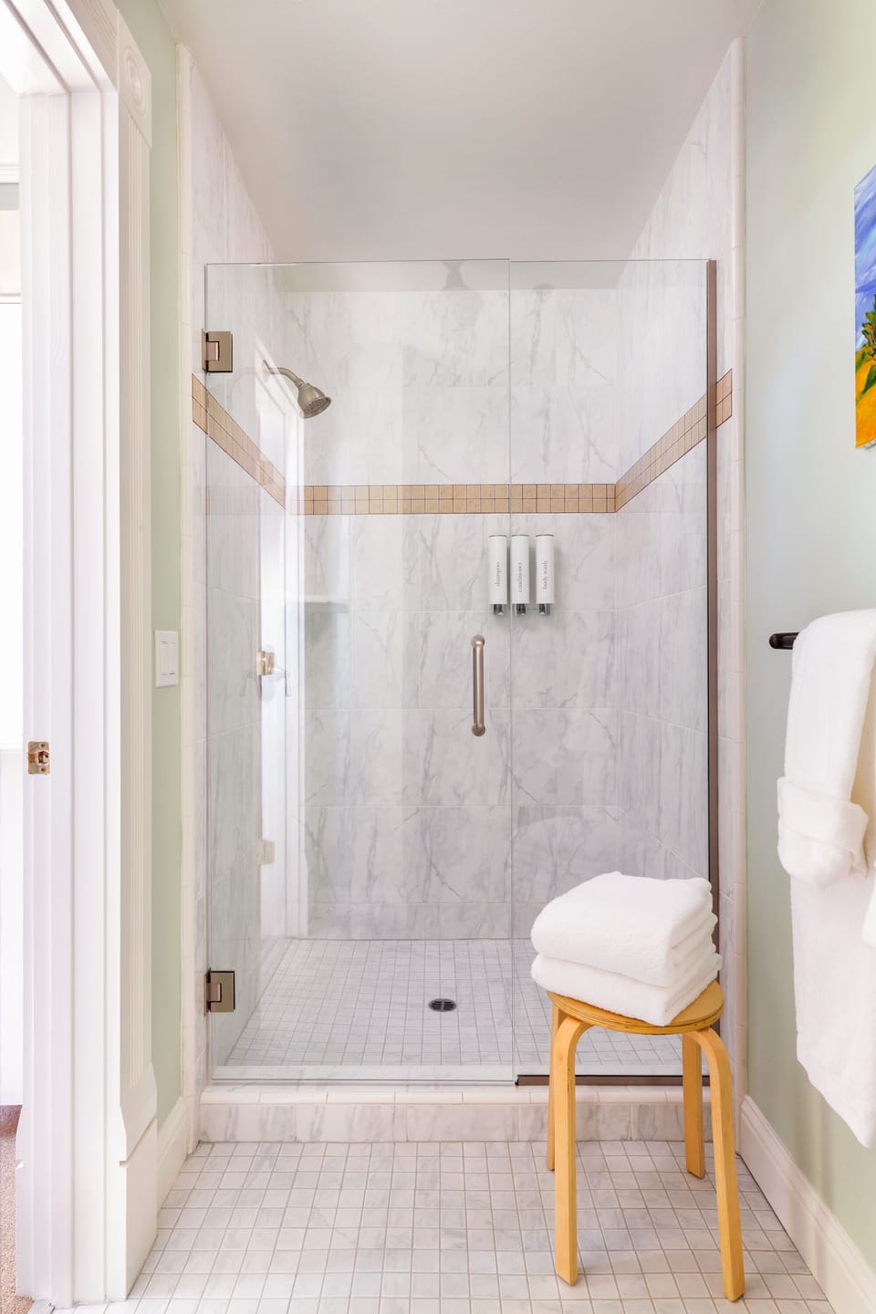 Deluxe Suite, 1 Queen Bed | Bathroom shower