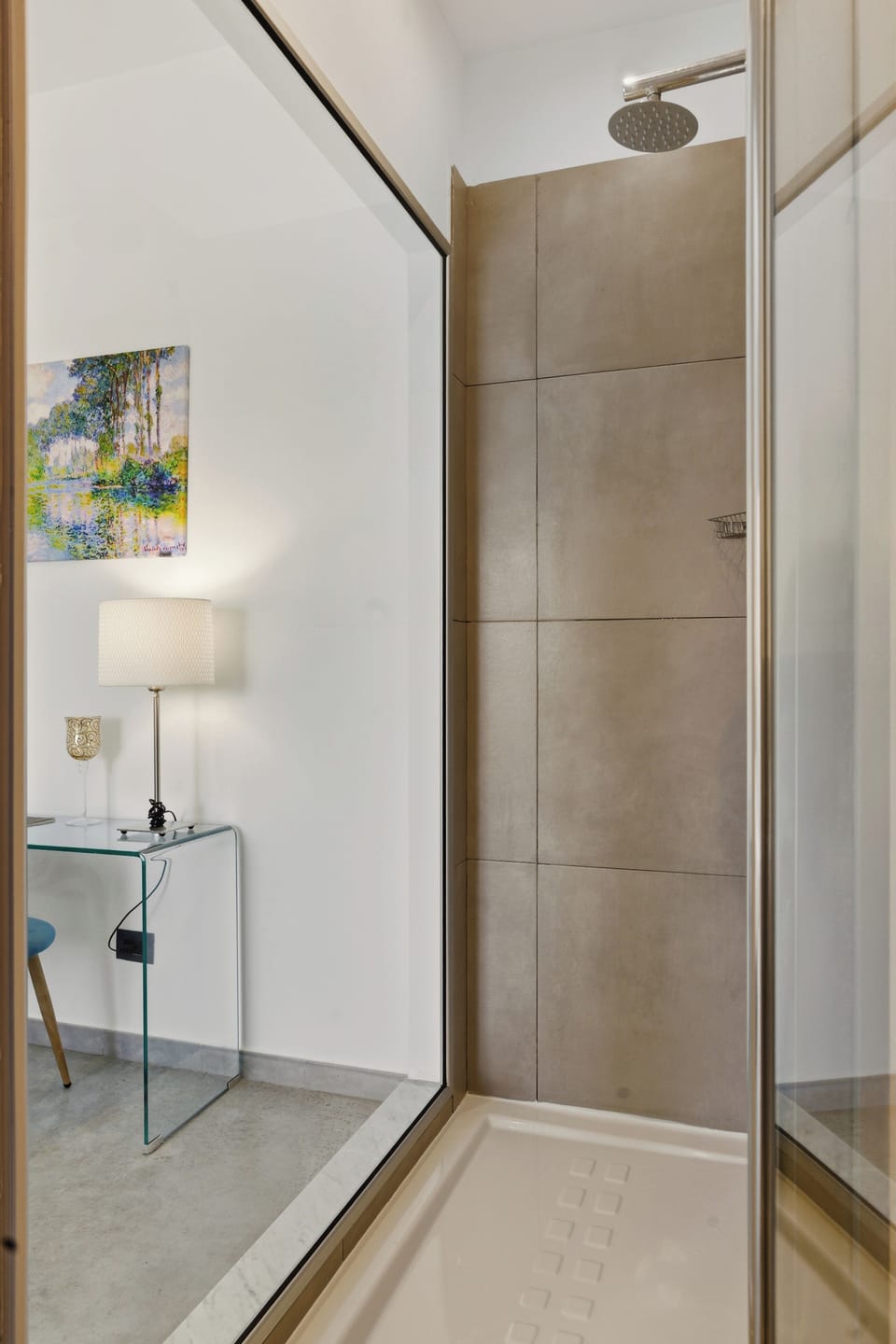 Deluxe Room | Bathroom | Shower, slippers, bidet, towels
