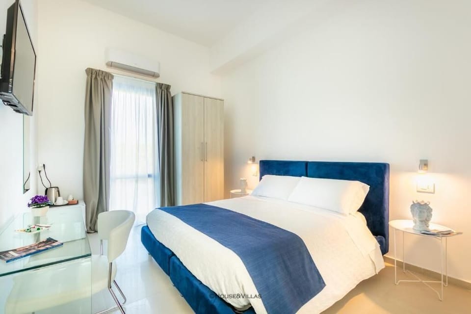 Classic Double or Twin Room | Minibar, in-room safe, individually furnished, desk