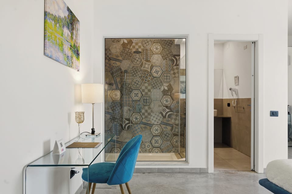 Deluxe Room | Minibar, in-room safe, individually furnished, desk