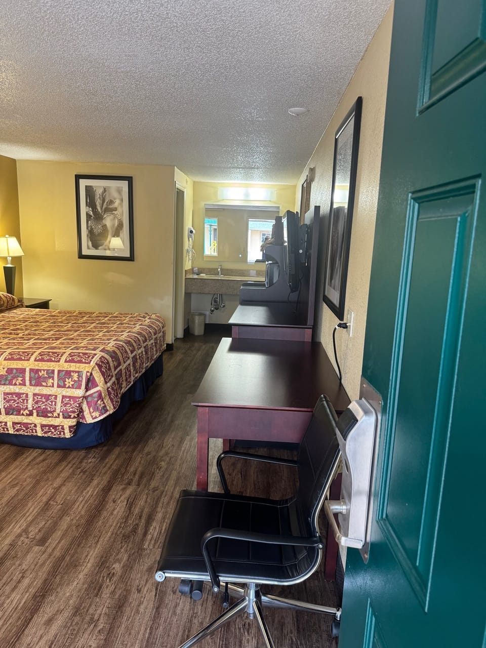 Basic Room | Desk, free WiFi, bed sheets